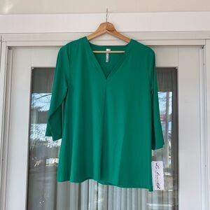 NWT Lulu-B UPF50+ Kelly Green V-Neck Top
